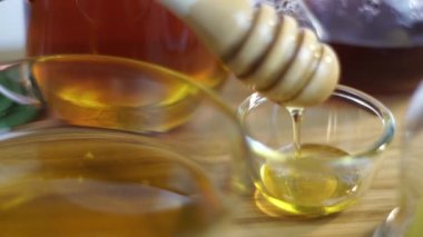 Sağlıklı doğal balın yakın çekim görüntüleri