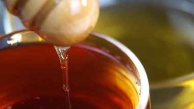 Bal damlıyor bardaktan çaya, yakın plan. 