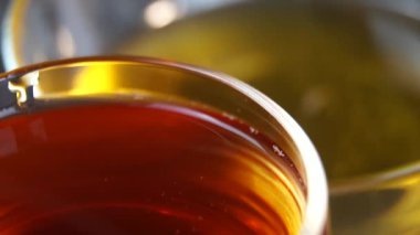 Sağlıklı doğal balın yakın çekim görüntüleri