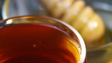 Sağlıklı doğal balın yakın çekim görüntüleri