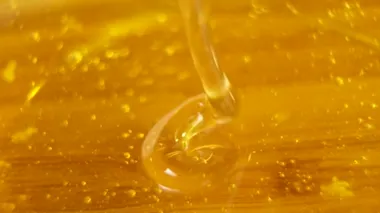 Sağlıklı doğal balın yakın çekim görüntüleri