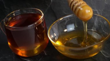 Sağlıklı doğal balın yakın çekim görüntüleri