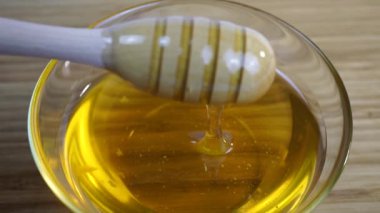 Sağlıklı doğal balın yakın çekim görüntüleri