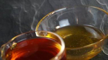 Bal damlıyor bardaktan çaya, yakın plan. 