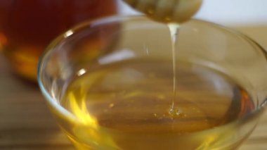 Sağlıklı doğal balın yakın çekim görüntüleri