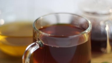 Bal damlıyor bardaktan çaya, yakın plan. 
