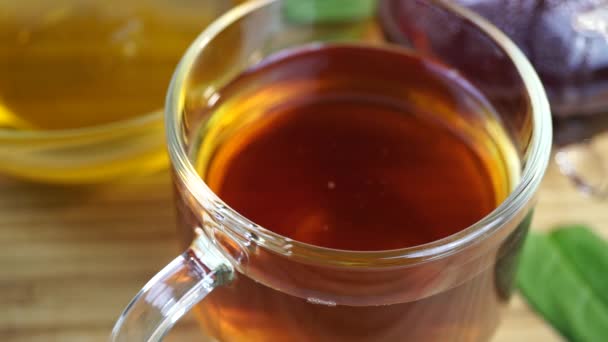紅茶のグラスカップにドリンピング蜂蜜 クローズアップ — ストック動画