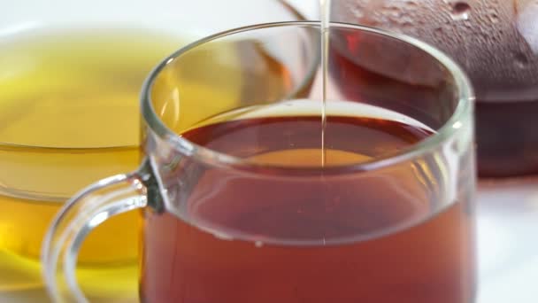 Honig Der Von Einem Löffel Eine Tasse Tee Tropft Nahaufnahme — Stockvideo