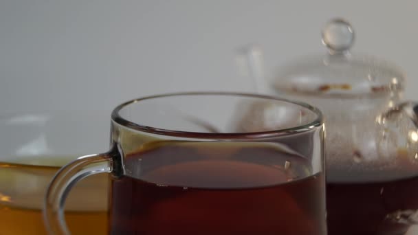 Miód Kapiący Dippera Szklanej Filiżance Herbaty Zbliżenie — Wideo stockowe