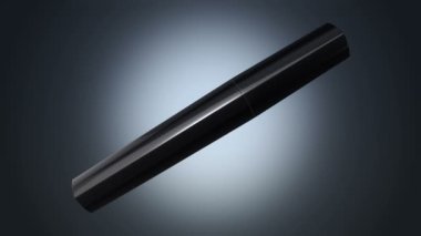 Gri arkaplandaki siyah şişede açma ve döndürme rimelinin animasyonu, pürüzsüz döngünün animasyonu.