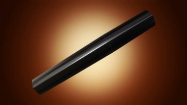 Turuncu arka planda siyah şişede açma ve döndürme rimelinin animasyonu, pürüzsüz döngünün animasyonu.