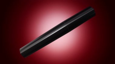 Kırmızı arka planda siyah şişede açma ve döndürme rimelinin animasyonu, pürüzsüz döngünün animasyonu.