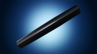 Mavi arka planda siyah bir şişede açma ve döndürme rimelinin animasyonu, pürüzsüz döngünün animasyonu.