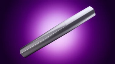 Mor arka planda gümüş bir şişede açma ve döndürme rimelinin animasyonu, pürüzsüz döngünün animasyonu.