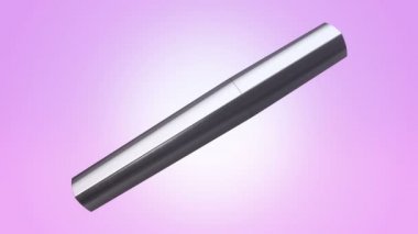 Mor arka planda gümüş bir şişede açma ve döndürme rimelinin animasyonu, pürüzsüz döngünün animasyonu.