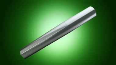 Yeşil arka planda gümüş bir şişede açma ve döndürme rimelinin animasyonu, pürüzsüz döngünün animasyonu.