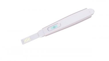 Mavi arka planda tıbbi termometrenin bilimsel 3D animasyonu. Kusursuz döngünün animasyonu.