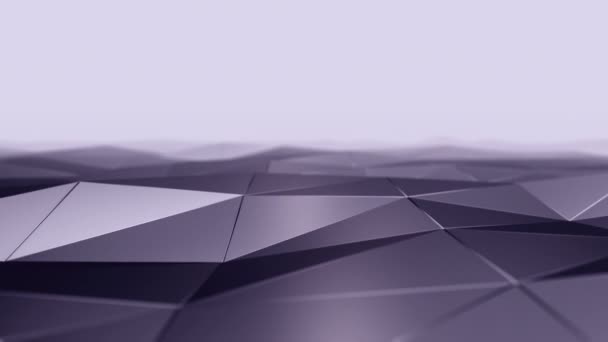 玻璃上紫色波光光滑多边形表面在黑色背景上动画的抽象背景 无缝环路动画 — 图库视频影像