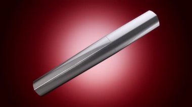 Kırmızı arkaplandaki gümüş şişede açma ve döndürme rimelinin animasyonu, pürüzsüz döngünün animasyonu.