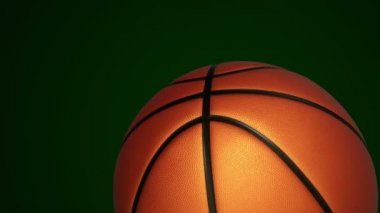 Basketbol oyunu için yavaş dönen turuncu topun animasyonu. Siyah zemin üzerinde ışık ve gerçekçi dokusu olan, pürüzsüz döngü.