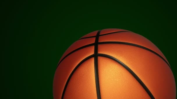 現実的な質感と黒の背景に光とバスケットボールゲームのための遅い回転オレンジボールのアニメーション シームレスなループ — ストック動画