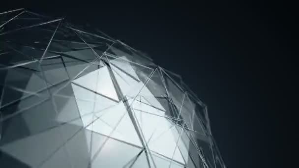 滑らかな多角形の表面を持つガラス球の濃い灰色のアニメーションを持つ抽象的な背景 シームレスなループのアニメーション — ストック動画
