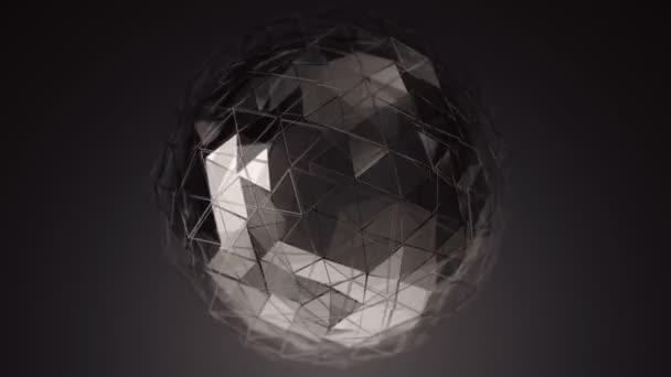 滑らかな多角形の表面を持つガラス球の暗い黄金のアニメーションを持つ抽象的な背景 シームレスなループのアニメーション — ストック動画