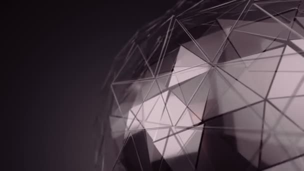 Abstrakcyjne Tło Ciemnoróżową Animacją Wirującej Kuli Szklanej Gładkiej Wielokątnej Powierzchni — Wideo stockowe