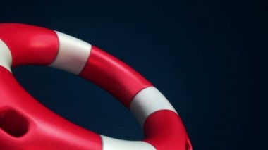 Yavaş dönüşün animasyonu. Koyu arkaplanda beyaz ve kırmızı can simidi halka, pürüzsüz döngünün animasyonu. 