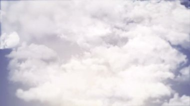 Mor gökyüzü arka planında beyaz bulutların üzerinden uçmanın animasyonu, pürüzsüz döngünün animasyonu