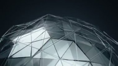 Pürüzsüz çokgen yüzeye sahip dönen cam kürenin koyu yeşil animasyonuna sahip soyut arkaplan, pürüzsüz döngünün animasyonu.