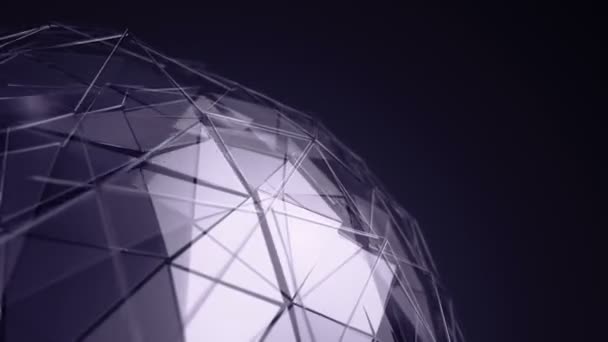 滑らかな多角形の表面を持つ回転ガラス球の暗い紫色のアニメーションを持つ抽象的な背景 シームレスなループのアニメーション — ストック動画