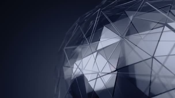 滑らかな多角形の表面を持つ回転ガラス球のダークシルバーアニメーションの概要背景 シームレスなループのアニメーション — ストック動画