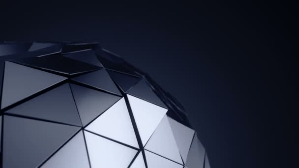 滑らかな多角形の表面を持つ回転ガラス球のダークシルバーアニメーションの概要背景 シームレスなループのアニメーション — ストック動画