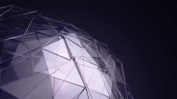 滑らかな多角形の表面を持つ回転ガラス球の暗い紫色のアニメーションを持つ抽象的な背景 シームレスなループのアニメーション — ストック動画