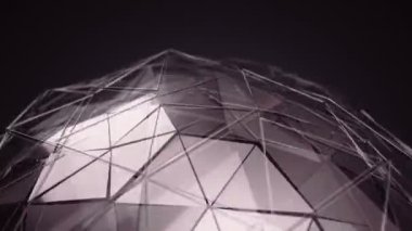 Pürüzsüz çokgen yüzeye sahip cam kürenin koyu mor animasyonuna sahip soyut arkaplan, pürüzsüz döngünün animasyonu.