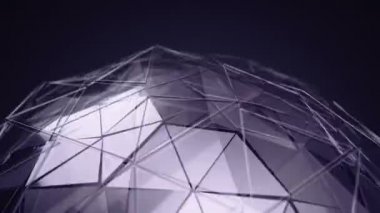 Pürüzsüz çokgen yüzeye sahip dönen cam kürenin koyu mor animasyonuna sahip soyut arkaplan, pürüzsüz döngünün animasyonu.