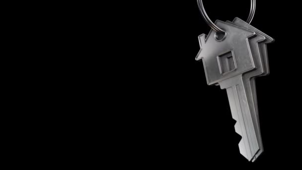 Siyah Arka Plandaki Yeni Evden Gümüş Anahtarlarla Metalik Halka Animasyonu — Stok video
