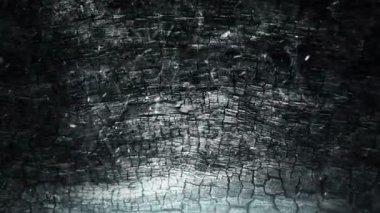 Yanan ateşin parlayan kıvılcımlarının canlandırılması yanan tahta tahtaların üzerinde uçması arka plan, kusursuz döngünün animasyonu  