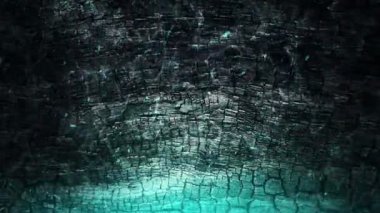 Yanan ateşin parlayan turkuaz kıvılcımlarının canlandırılması yanmış ahşap tahta arka planda uçuşması, kusursuz döngünün canlandırılması  