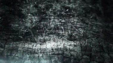 Yanan ateşin parlayan kıvılcımlarının canlandırılması yanan tahta tahtaların üzerinde uçması arka plan, kusursuz döngünün animasyonu  