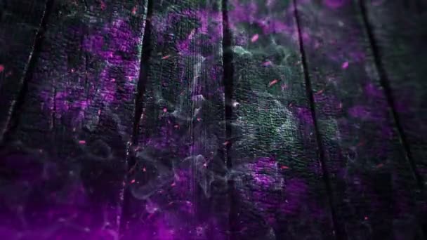 燃え上がる木の板の上を飛ぶ炎から輝く紫色の火花のアニメーション シームレスなループのアニメーション — ストック動画