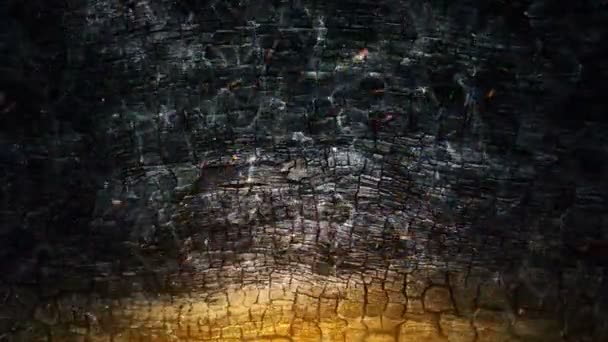Yanan Ateşin Parlayan Turuncu Kıvılcımlarının Canlandırılması Yanmış Ahşap Kaplama Arka — Stok video
