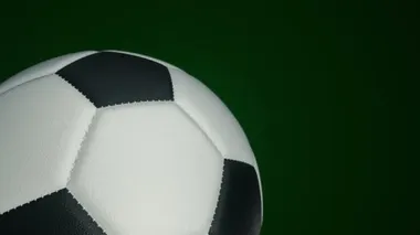 Futbolun gerçek deri dokusuyla topu arka planda döner. Kusursuz döngünün animasyonu.