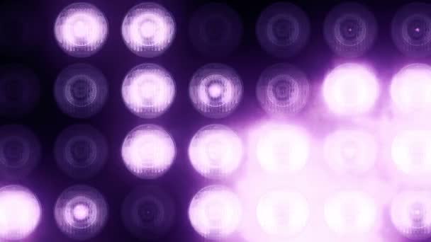 Led壁に紫色の点滅電球のアニメーション シームレスループのアニメーション ステージライトの概念 — ストック動画