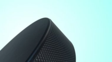 Hokey maçı için yavaş dönen diskin animasyonu. Gerçekçi dokuya ve ışığa sahip yakın çekim görüntüsü. Kusursuz döngünün animasyonu.