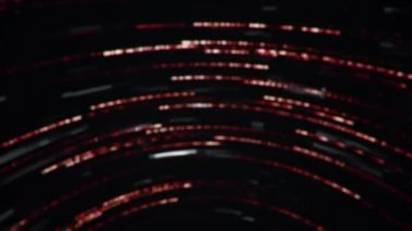 Siyah zemin üzerindeki şeritlerden ve karelerden gelen hızlı akışın animasyonu. Kusursuz döngünün animasyonu, veri aktarım konsepti 