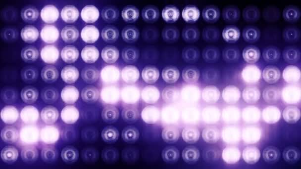 铅墙上紫色闪光灯泡的动画 无缝回路的动画 舞台灯光的概念 — 图库视频影像