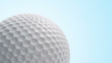 Golf için yavaş dönen topun animasyonu. Gerçekçi dokuya ve ışığa sahip yakın çekim görüntüsü. Kusursuz döngünün animasyonu.
