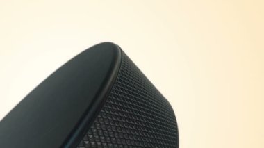 Hokey maçı için yavaş dönen diskin animasyonu. Gerçekçi dokuya ve ışığa sahip yakın çekim görüntüsü. Kusursuz döngünün animasyonu.